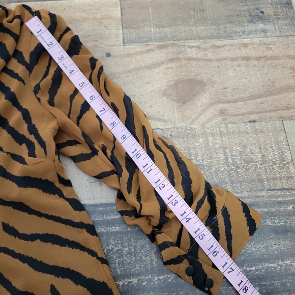 Small WHBM White House Black Market Tiger Print Stripe Blouse - Picture 6 of 6